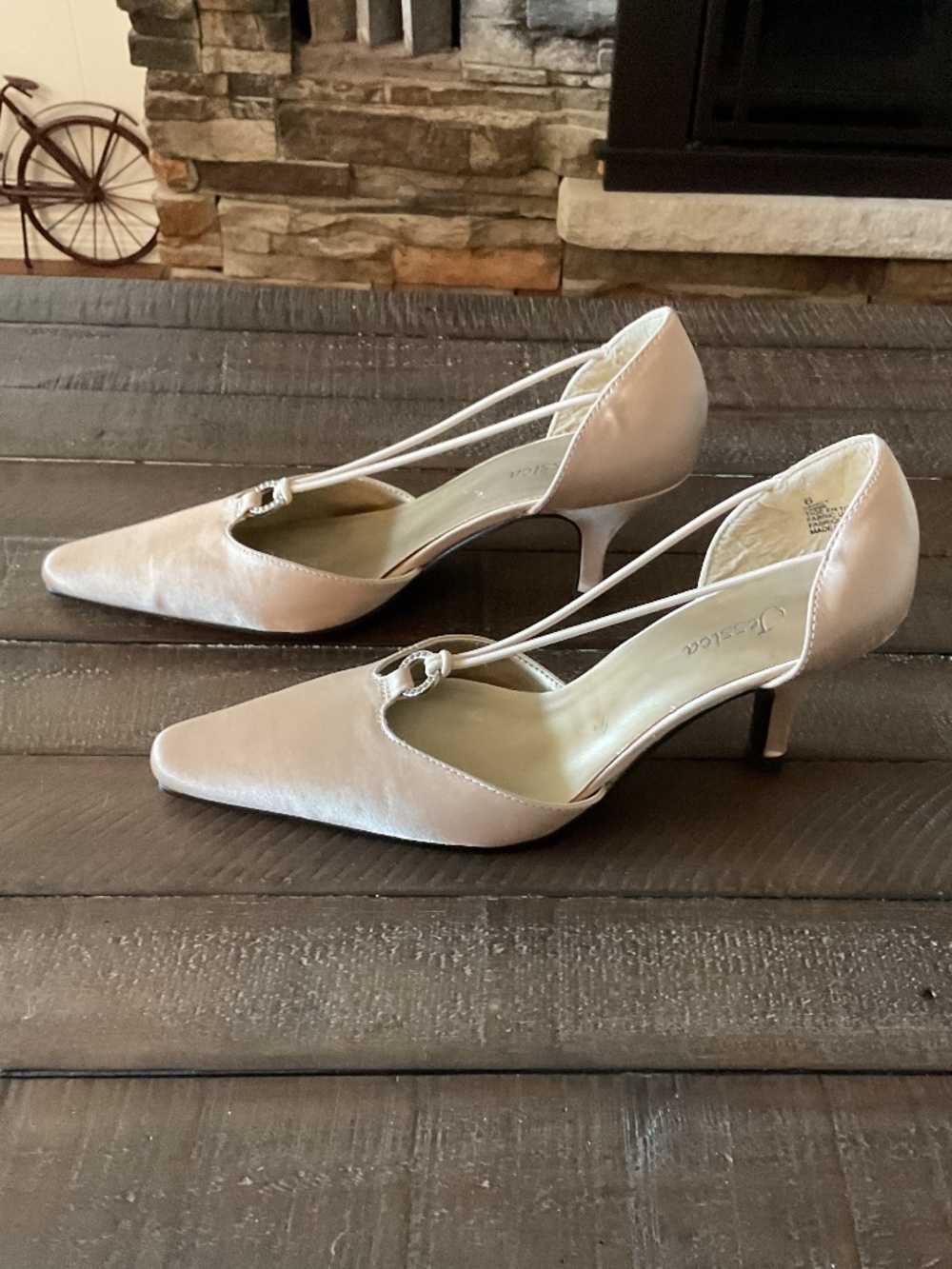 ✨ "Jessica" Vintage Champaigne Satin Kitten Heel Pumps - size 6